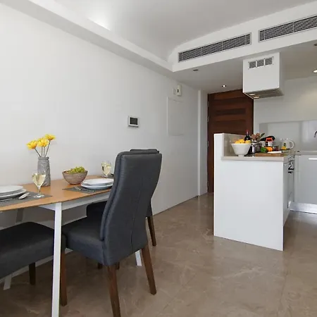 Josephine - Beachfront Daire *